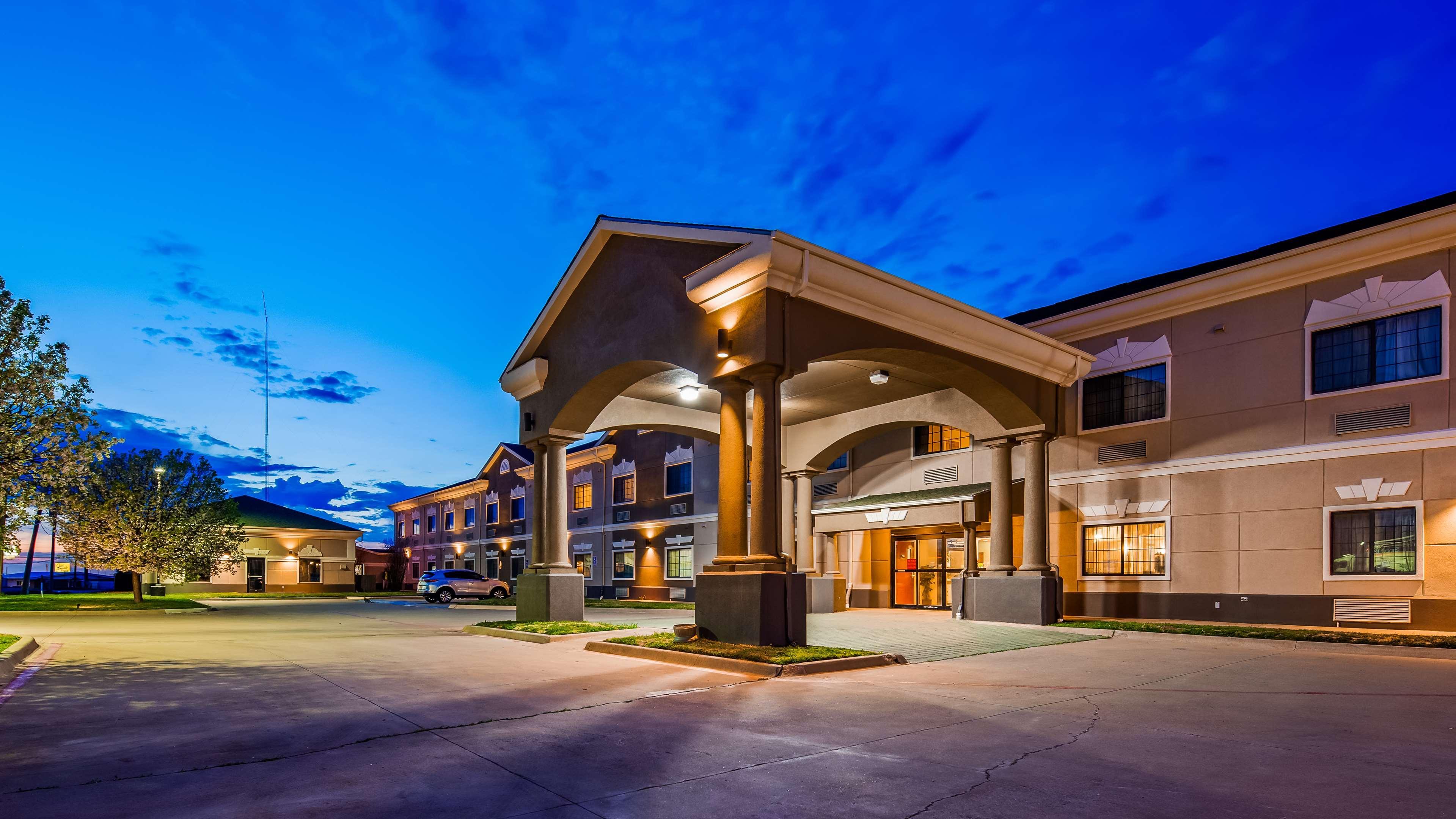 Best Western Plus Pratt Экстерьер фото