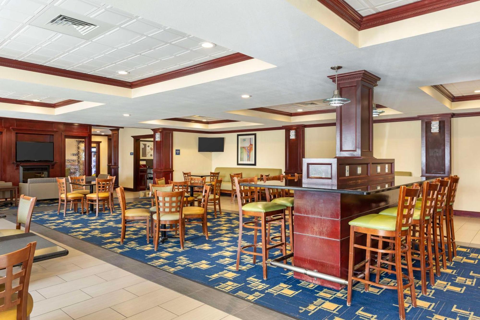 Best Western Plus Pratt Экстерьер фото
