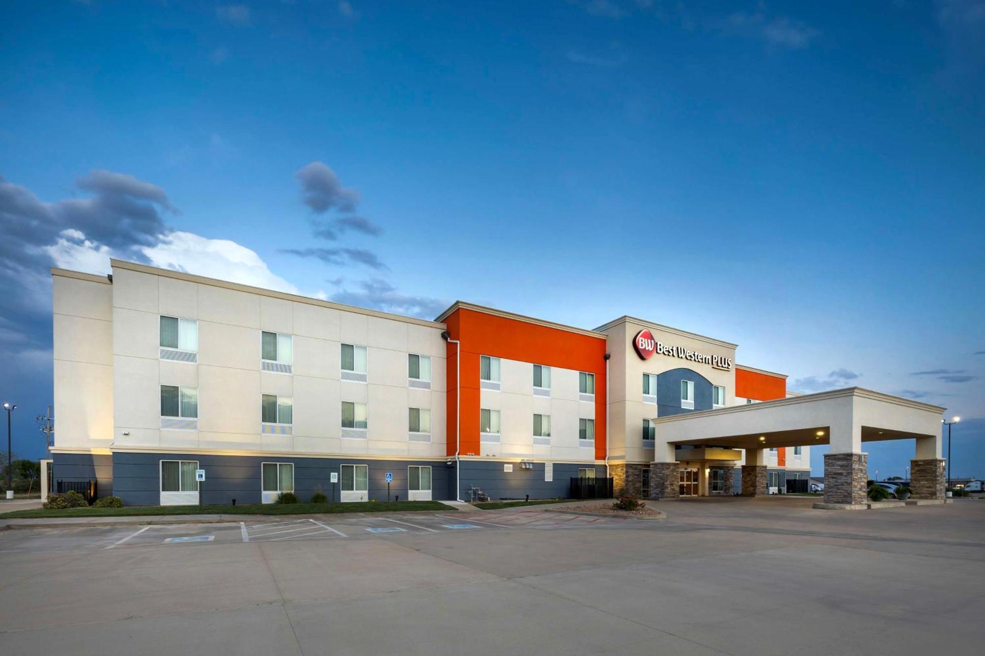 Best Western Plus Pratt Экстерьер фото